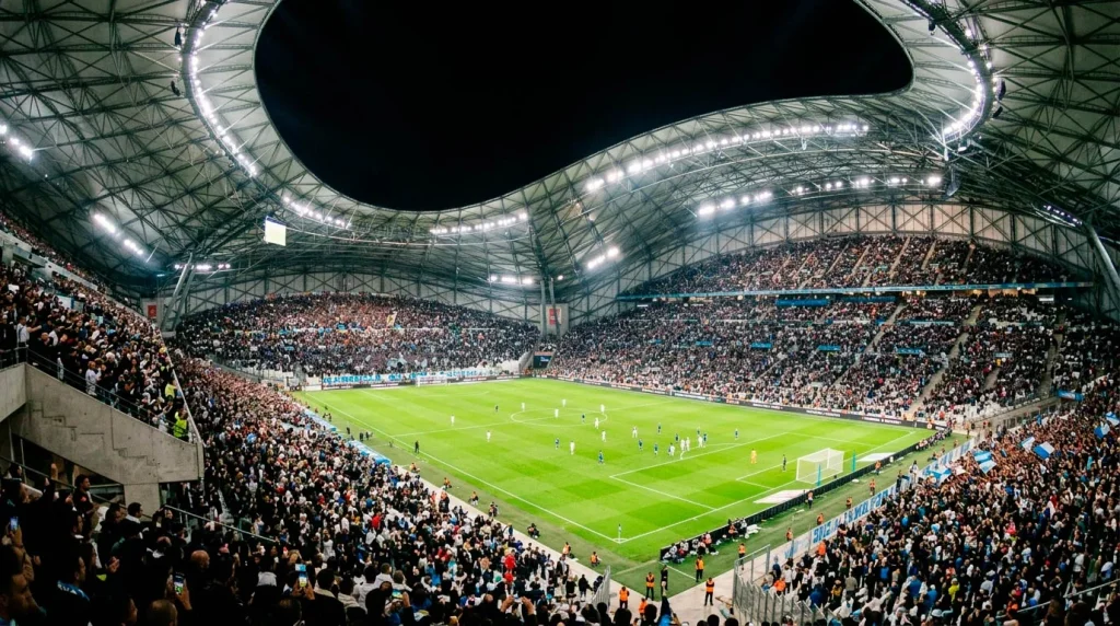 Vista panoramica del estadio Velodrome de Marsella lleno de aficionados durante un partido nocturno de futbol