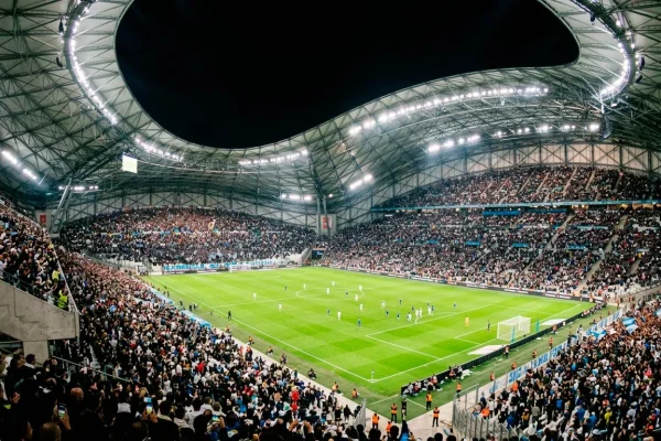 Vista panoramica del estadio Velodrome de Marsella lleno de aficionados durante un partido nocturno de futbol