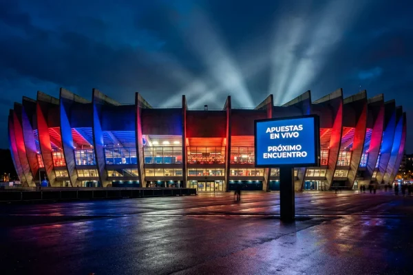 Estadio Parc des Princes de Paris iluminado de noche durante un partido de futbol de la Ligue 1