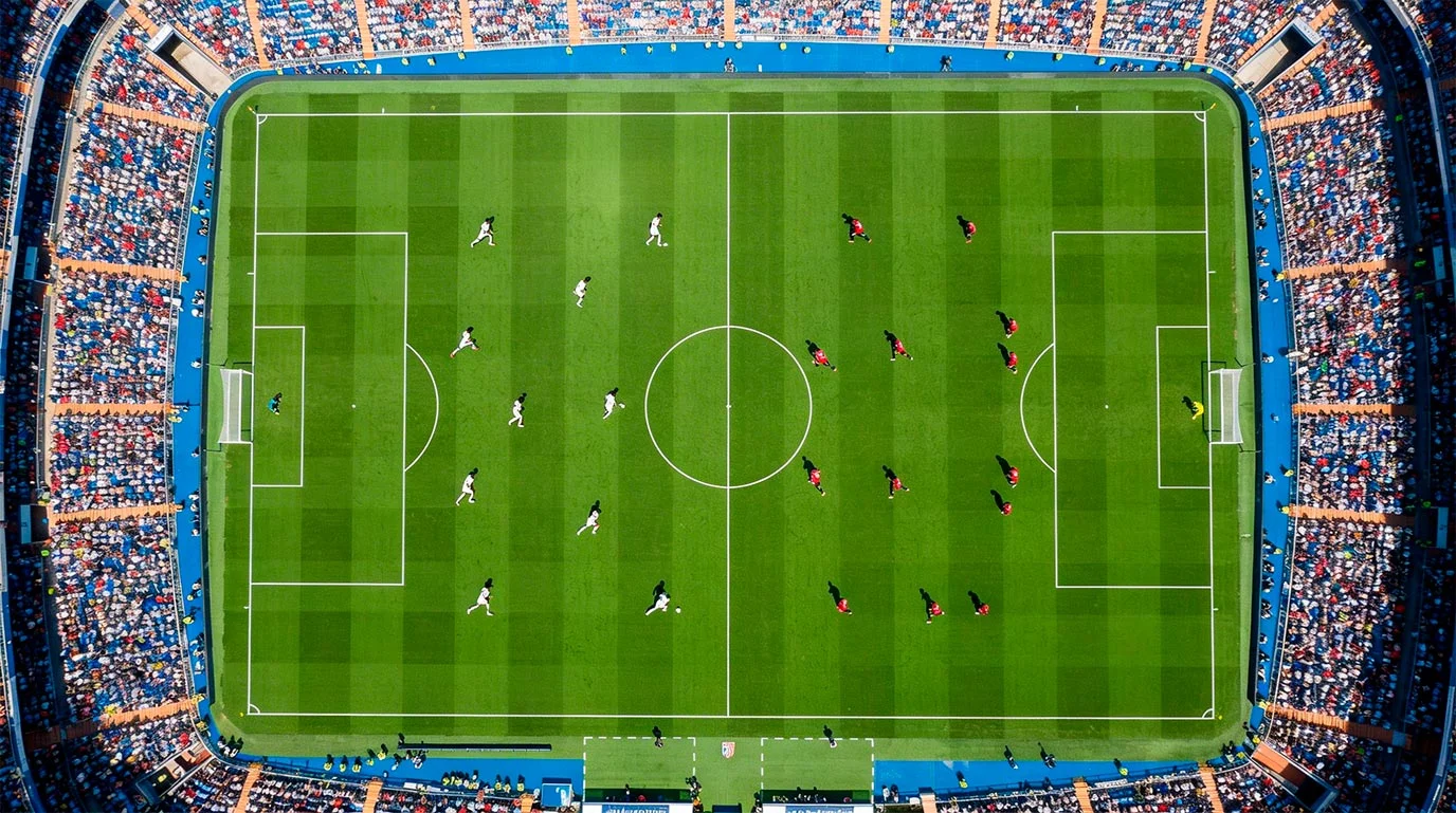 Vista aerea de un campo de futbol con las lineas tacticas marcadas durante un partido de la Ligue 1 francesa