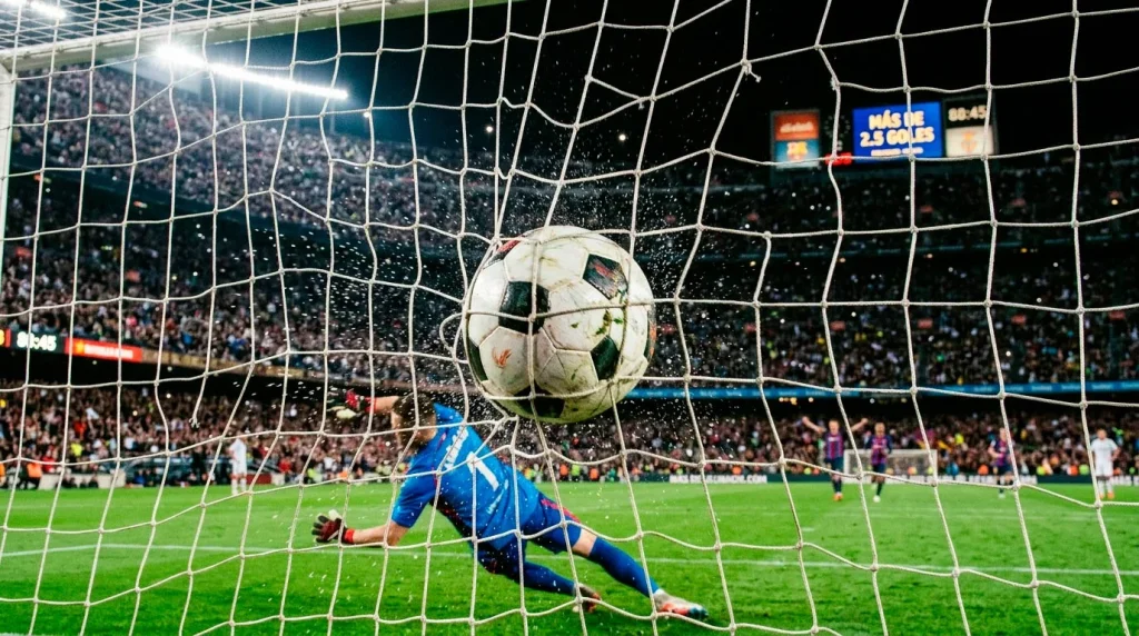 Red de porteria de futbol vista desde dentro con un balon entrando en un estadio de la Ligue 1