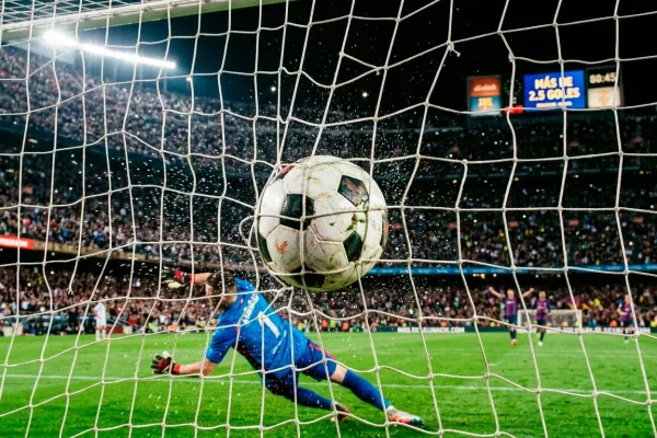 Red de porteria de futbol vista desde dentro con un balon entrando en un estadio de la Ligue 1